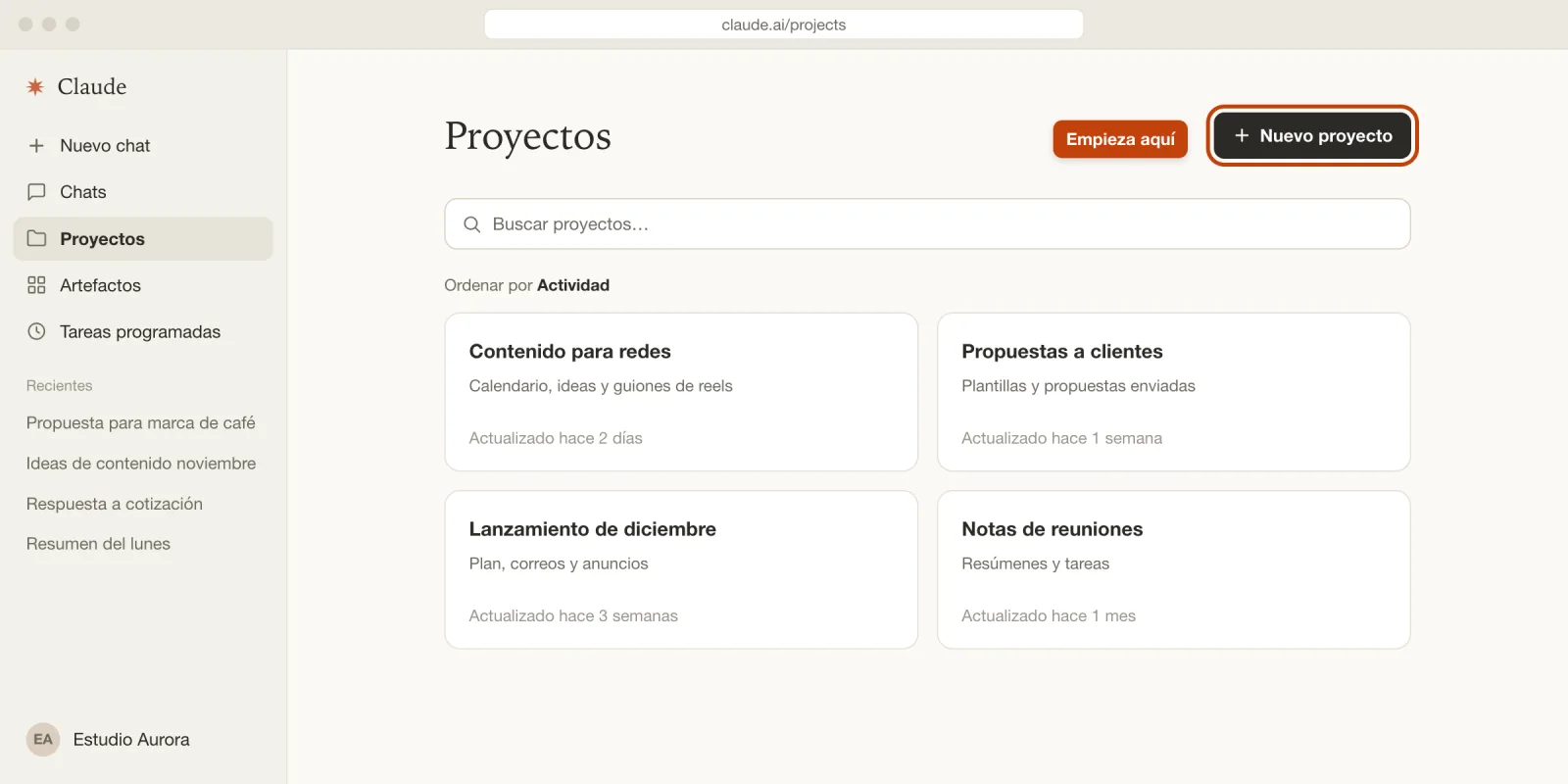 Pantalla de Proyectos de Claude con el botón Nuevo proyecto señalado en naranja