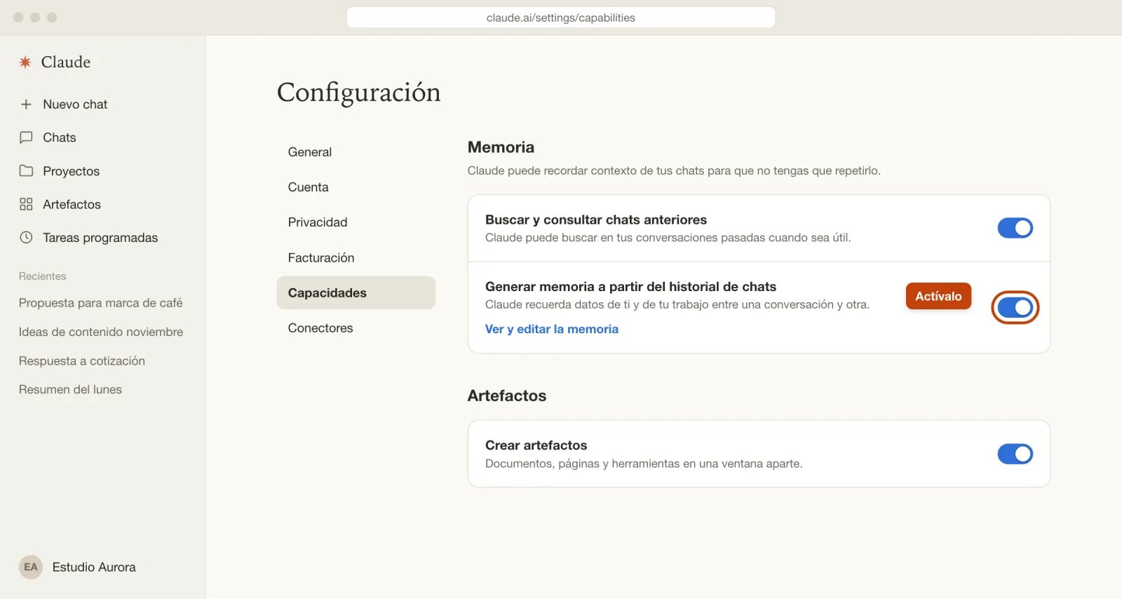Configuración de Claude con el interruptor de memoria encendido y señalado en naranja