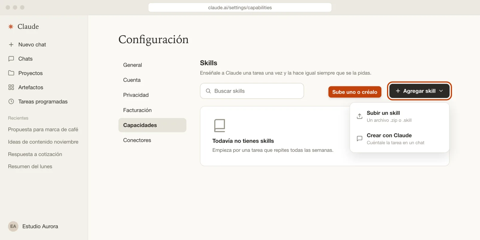 Sección de Skills en Configuración con el botón Agregar skill abierto: subir un skill o crearlo con Claude
