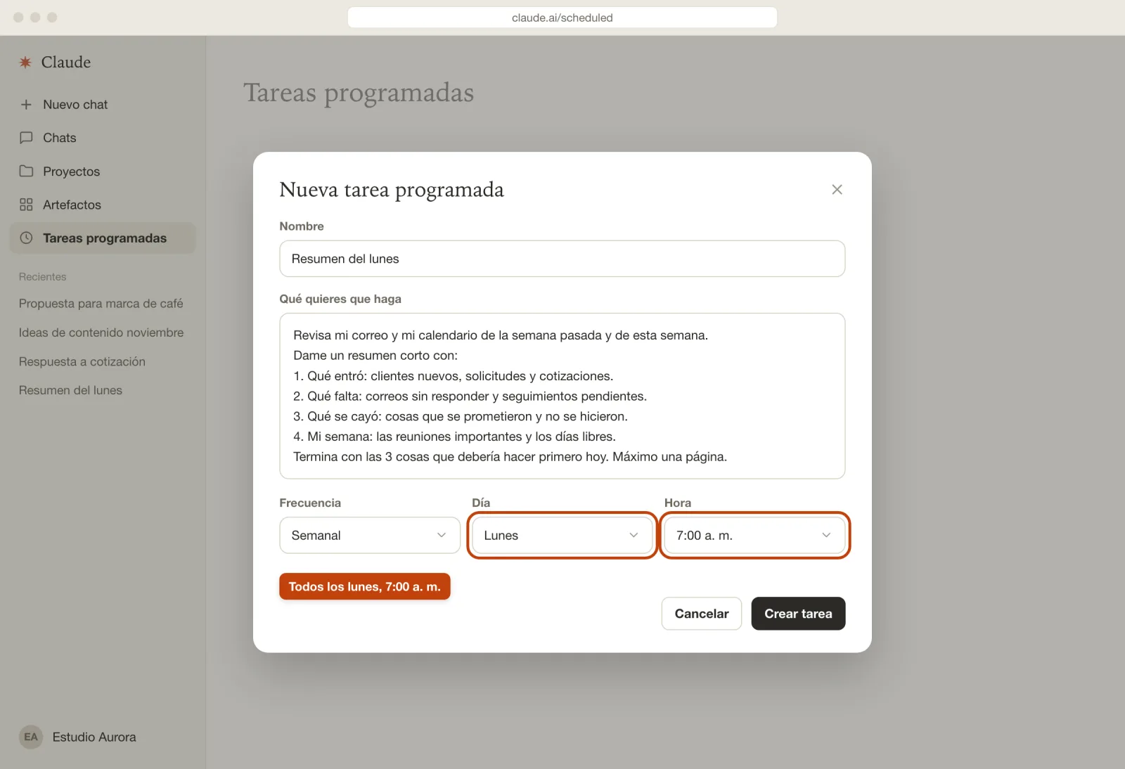 Ventana para crear una tarea programada con el prompt escrito y el horario lunes a las 7:00 a. m.