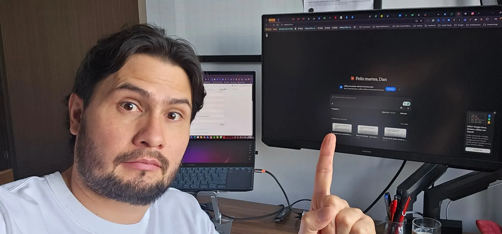 Daniel Páez en su escritorio, señalando la pantalla de su computador con Claude abierto
